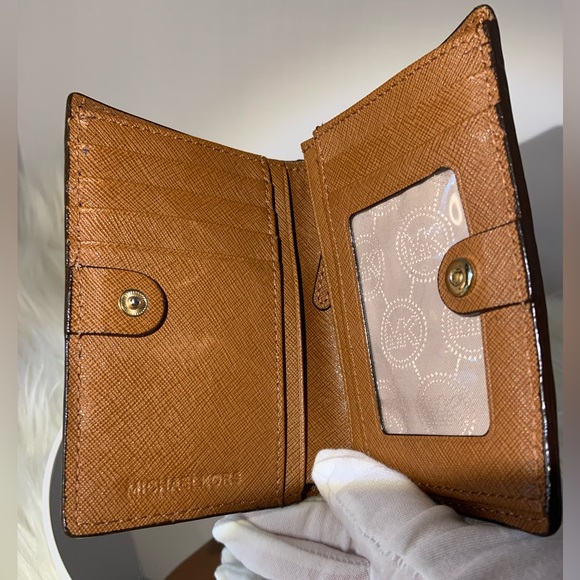 Michael Kors Authentic Pebbled Compact Wallet NWOT - Picture 4 of 10